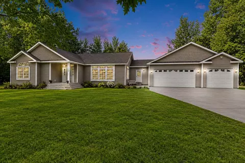 1559 Shawnee Ave, Indian River, MI 49749