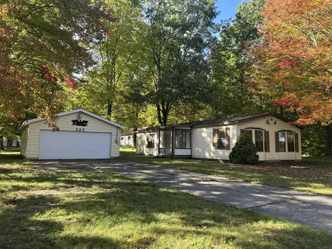 225 Kennedy Rd, Houghton Lake, MI 48629