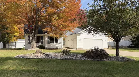 201 Meadow Ln, Prudenville, MI 48651
