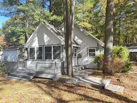 712 Old Trail Dr, Houghton Lake, MI 48629