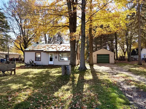 143 Victory Rd, Houghton Lake, MI 48629