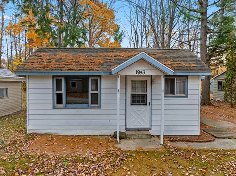 1943 John St, Gaylord, MI 49735