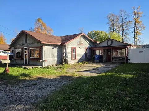 110 Catalpa St, Houghton Lake, MI 48629