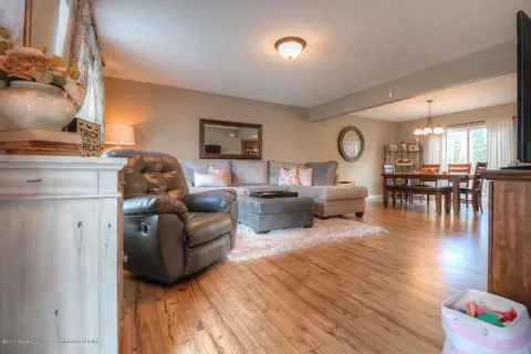 1091 Oakwood Dr, Dewitt, MI 48820 photo 2