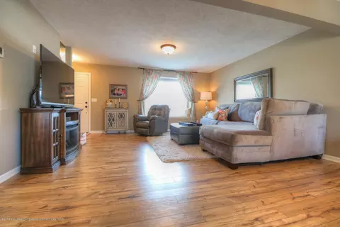 1091 Oakwood Dr, Dewitt, MI 48820 photo 3