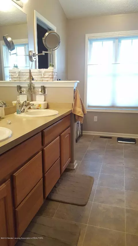 3892 Danbridge Dr, Lansing, MI 48906 photo 8