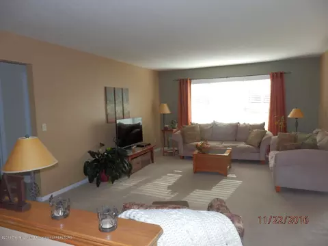 409 Daisy Dr, Saint Johns, MI 48879 photo 4