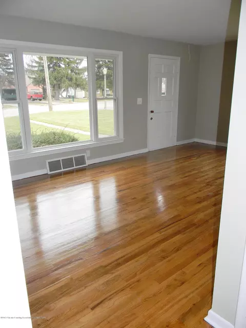 2501 Delta River Dr, Lansing, MI 48906 photo 9