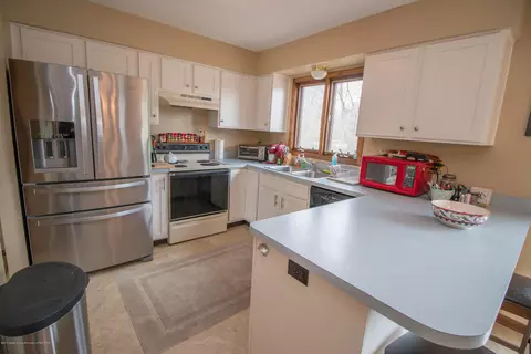 636 Earliglow Ln, Haslett, MI 48840 photo 8