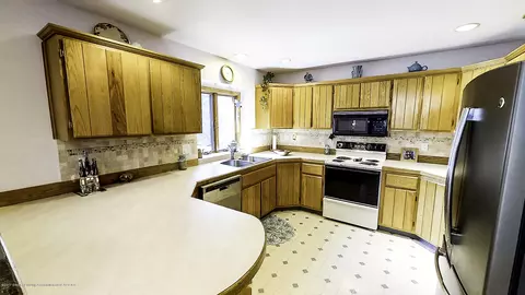9822 Missaukee Ln, Haslett, MI 48840 photo 11