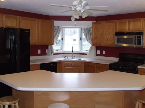 1046 Maycroft Rd, Lansing, MI 48917 photo 3