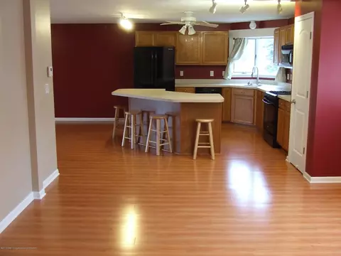 1046 Maycroft Rd, Lansing, MI 48917 photo 5