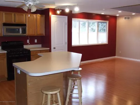 1046 Maycroft Rd, Lansing, MI 48917 photo 4