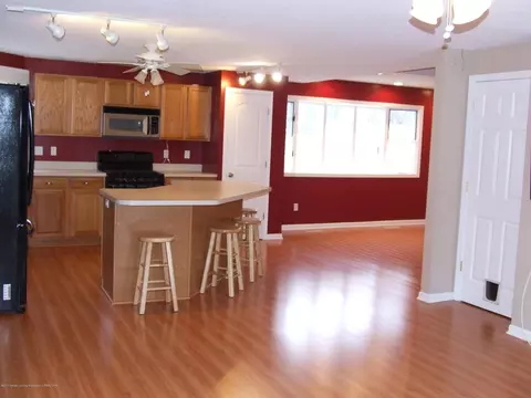 1046 Maycroft Rd, Lansing, MI 48917 photo 2