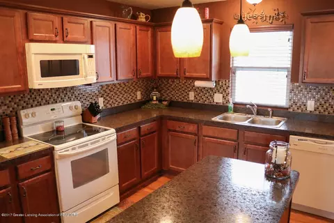 1043 Oakwood Dr, Dewitt, MI 48820 photo 5