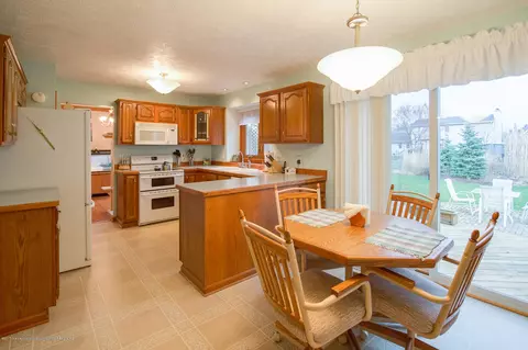 640 Canoga Ln, Haslett, MI 48840 photo 7