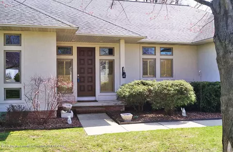 402 W Dill Dr, Dewitt, MI 48820 photo 2