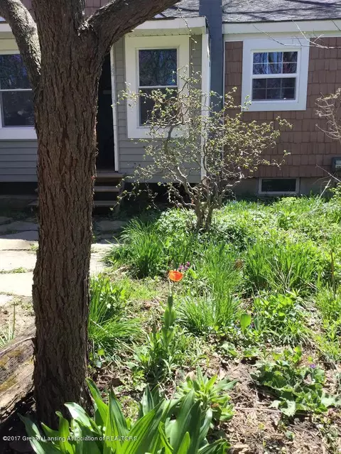 5620 Chestnut St, Bath, MI 48808 photo 2