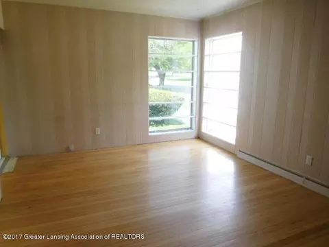 546 E Willard Ave, Lansing, MI 48910 photo 2