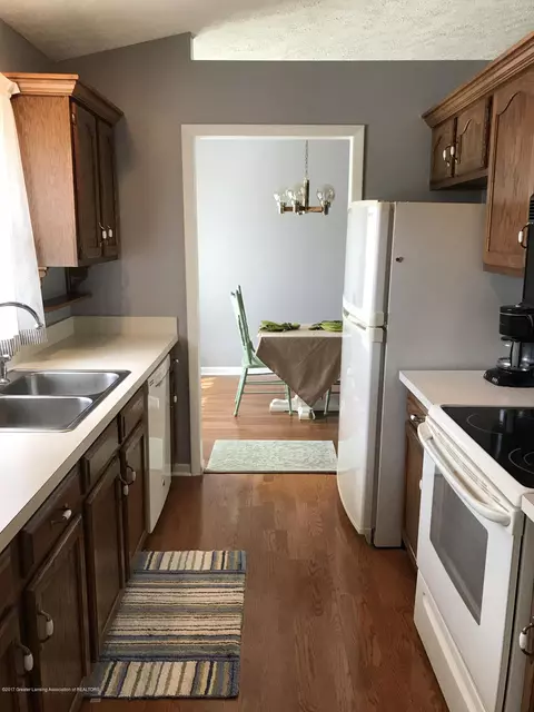 403 Jade Dr, Lansing, MI 48917 photo 4