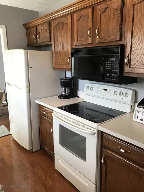 403 Jade Dr, Lansing, MI 48917 photo 2