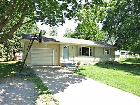 803 E Mcconnell St, Saint Johns, MI 48879 photo 3