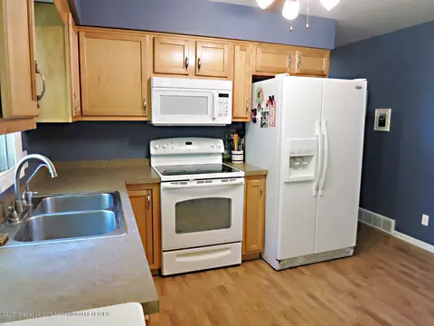 803 E Mcconnell St, Saint Johns, MI 48879 photo 13