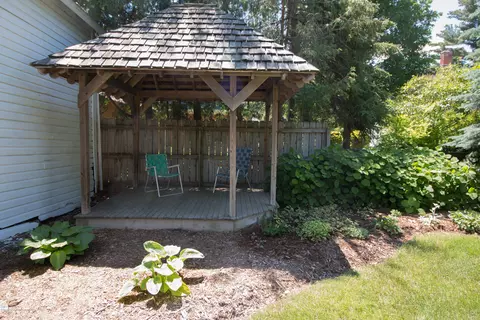 504 E Higham St, Saint Johns, MI 48879 photo 5