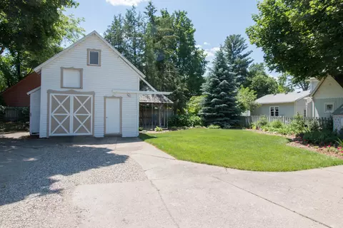 504 E Higham St, Saint Johns, MI 48879 photo 2