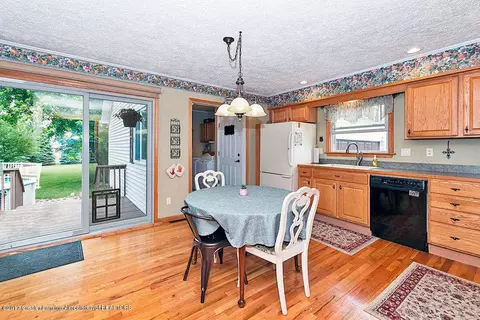 423 N Logan, Dewitt, MI 48820 photo 7