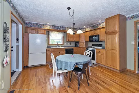 423 N Logan, Dewitt, MI 48820 photo 6