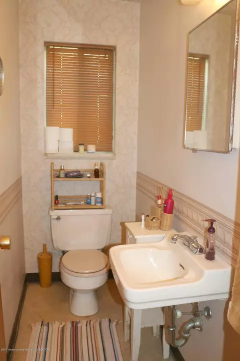 2500 Leon Ave, Lansing, MI 48906 photo 8