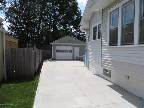 622 E Cavanaugh Rd, Lansing, MI 48910 photo 2