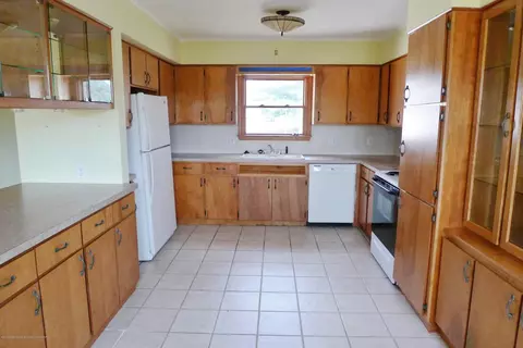 2505 E Cavanaugh Rd, Lansing, MI 48910 photo 9