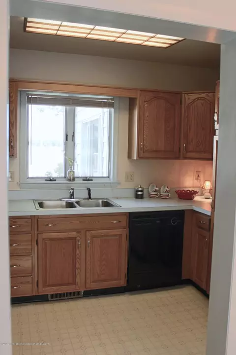 6082 Columbia St, Haslett, MI 48840 photo 9