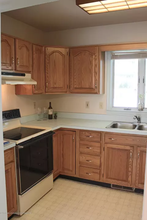 6082 Columbia St, Haslett, MI 48840 photo 8
