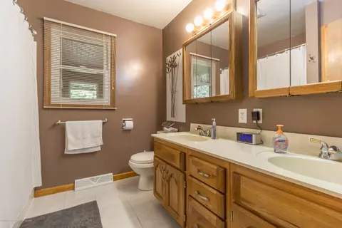 901 E Walker St, Saint Johns, MI 48879 photo 9