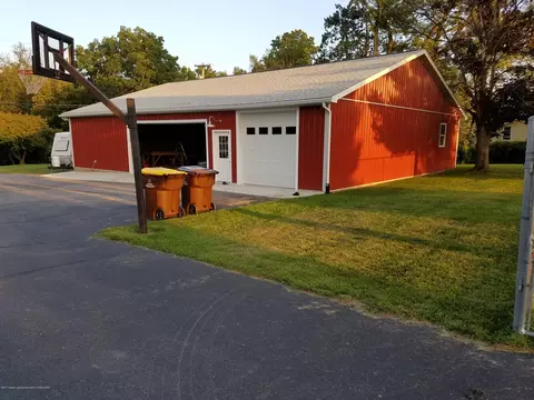 15083 Daggott Rd, Lansing, MI 48906 photo 4