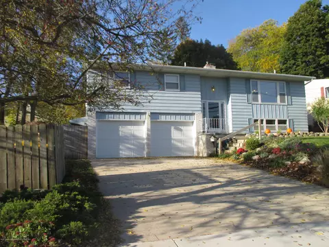 514 E Riv, Grand Ledge, MI 48837 photo 2