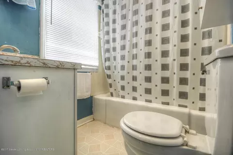 2116 Lyons Ave, Lansing, MI 48910 photo 8
