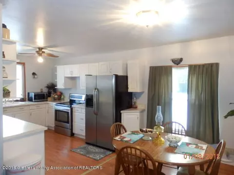 332 E First St, Perry, MI 48872 photo 5