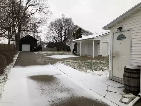 507 E Higham St, Saint Johns, MI 48879 photo 2
