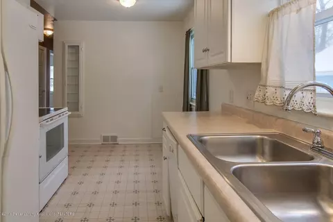 329 E Miller Rd, Lansing, MI 48911 photo 5