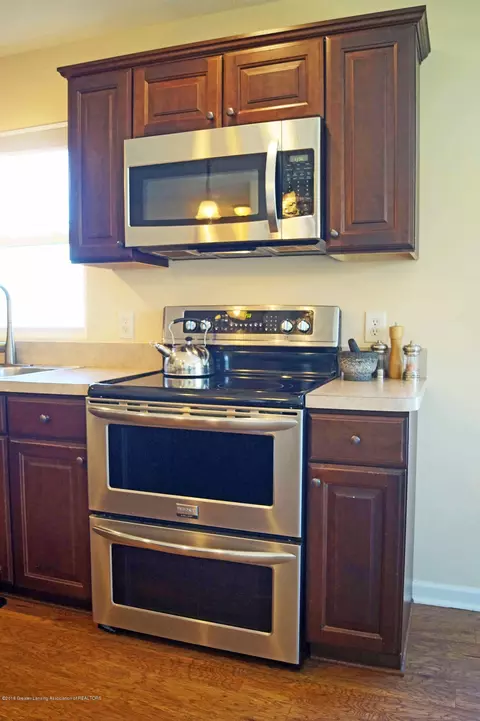 1051 Oakwood Dr, Dewitt, MI 48820 photo 9