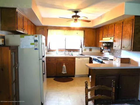 1422 Maycroft Rd, Lansing, MI 48917 photo 4