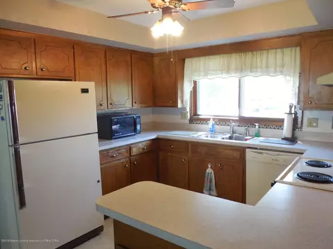 1422 Maycroft Rd, Lansing, MI 48917 photo 5