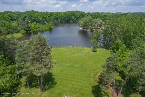 4132 Pine Tree Ln, Lansing, MI 48911 photo 4