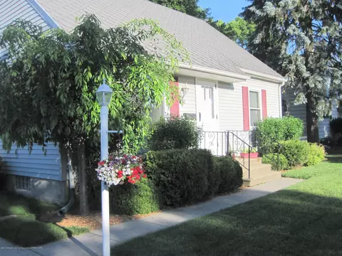 1010 Pendleton Dr, Lansing, MI 48917 photo 2