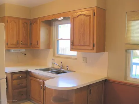 1010 Pendleton Dr, Lansing, MI 48917 photo 5
