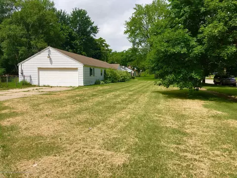 2901 Risley Dr, Lansing, MI 48917 photo 2